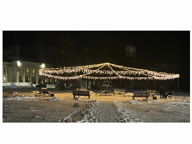 Новогодние световые конструкции: снеговик с надписью и шатер из световой гирлянды. п. Сухоногово